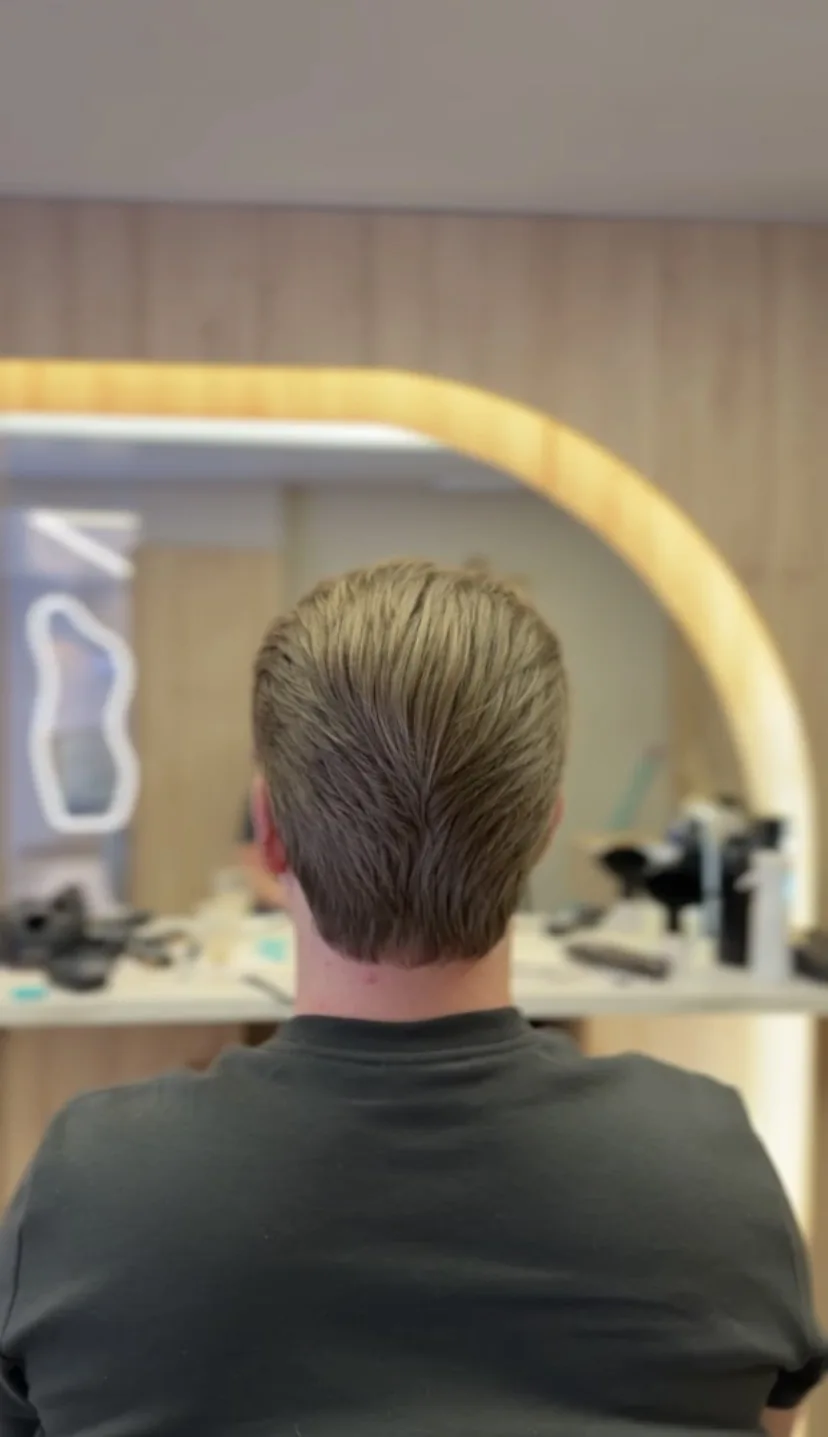 Corte visto por trás no espelho da Identidade Studio