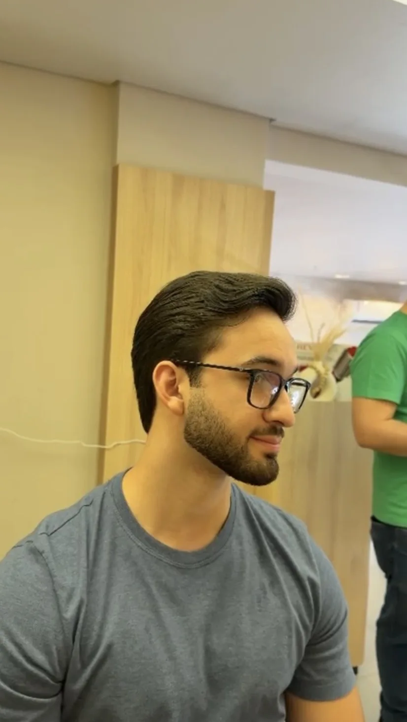 Cliente com cabelo e barba cuidados na Identidade Studio
